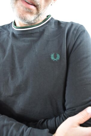 Fred Perry Λεπτή Μπλούζα με Κεντητό Σήμα σε Μαύρο No M