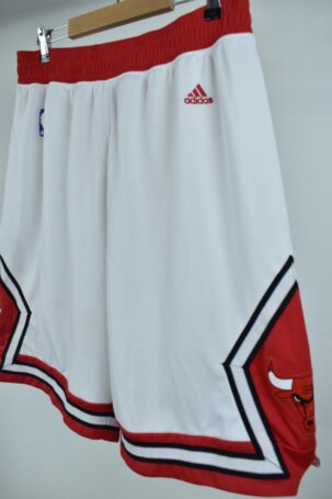 Vintage Adidas NBA Chicago Bulls Basketball Shorts σε Λευκό - Κόκκινο Men's L